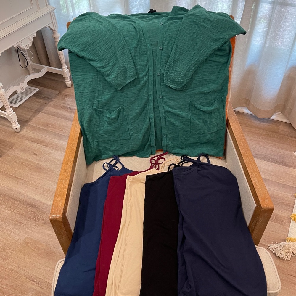 Beautiful green boyfriend cardigan BONUS 5 camis